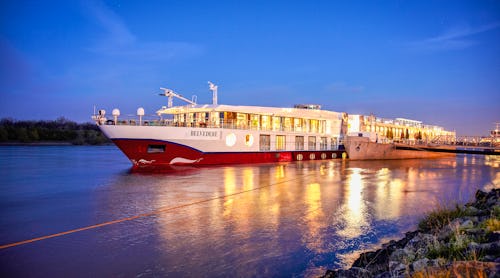 nicko-Kreuzfahrtschiff MS Belvedere - ganzes Schiff hell erleuchtet  – © nicko cuises