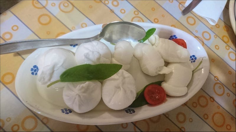 Natürlich probieren wir, rechts die Schleifchen, links die Burrata - ©Simone Willner