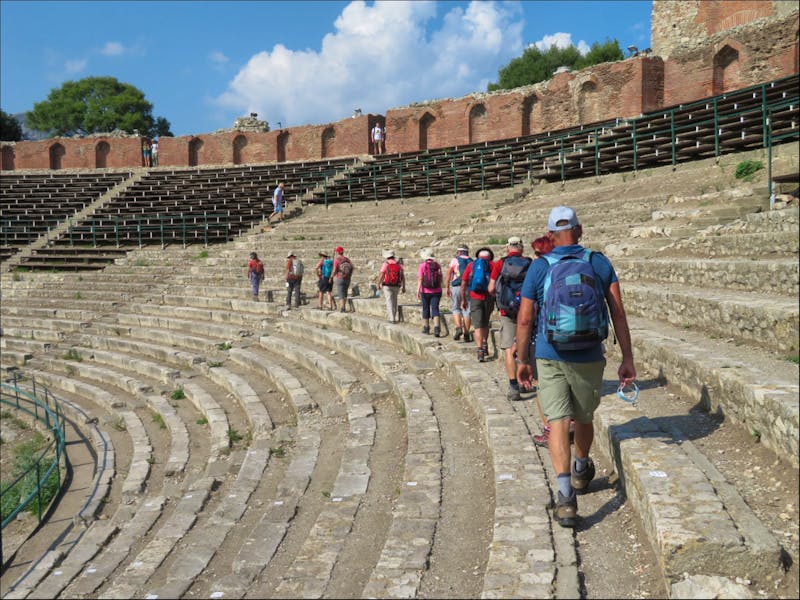 Wandergruppe im griechisch-römischen Theater Taormina - ©Maja Petermann
