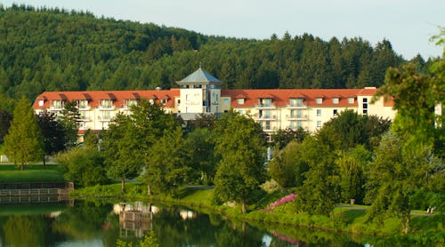 Parkhotel Weiskirchen - Außenansicht im Sommer – © Parkhotel Weiskirchen / DH STUDIO Köln