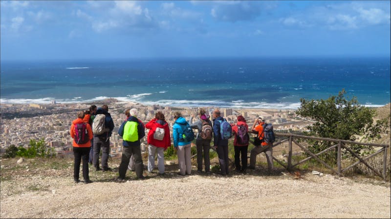 Wandergruppe mit Blick auf Trapani - ©Maja Petermann