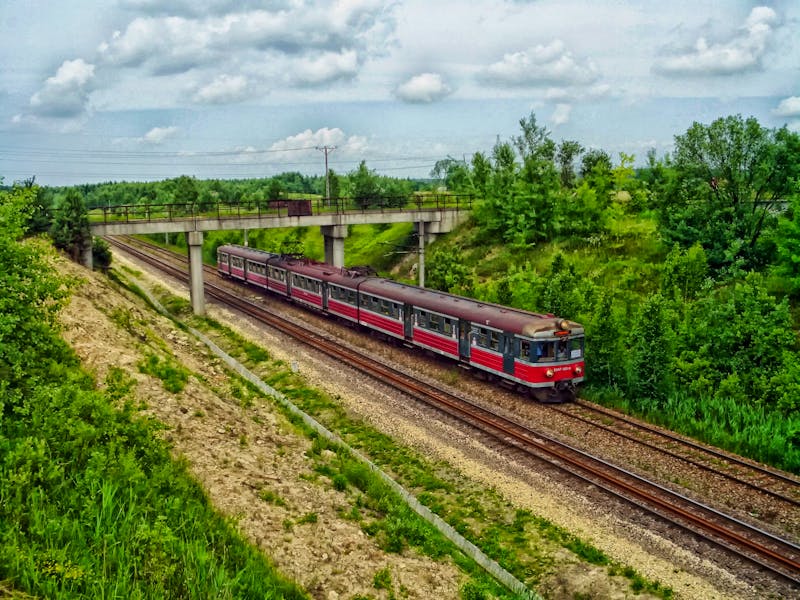 Mit der Eisenbahn unterwegs in Polen - typischer Regional-Zug - ©Pixabay