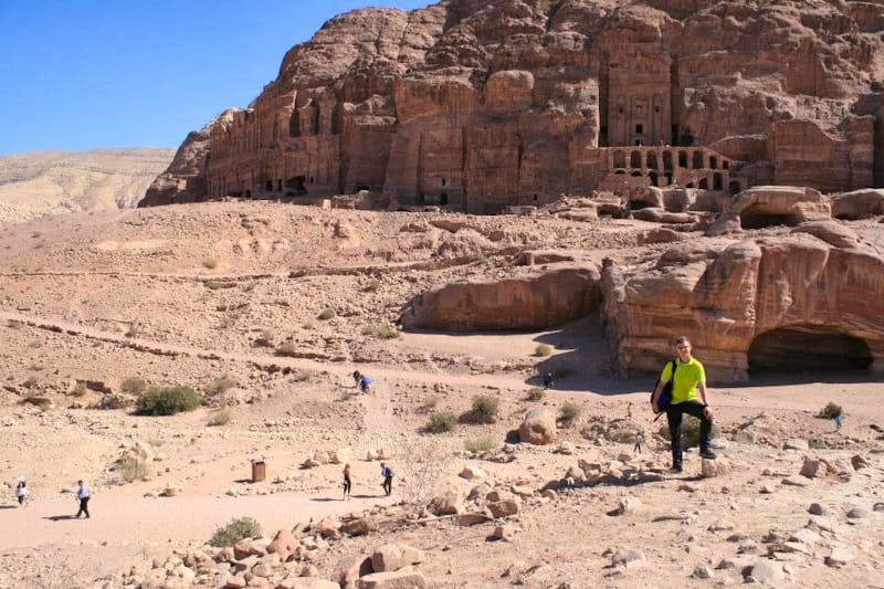 Eberhardt-Reiseleiter Patrik Fritzsche an der Felsenstadt Petra in Jordanien - ©Patrik Fritzsche - Eberhardt TRAVEL