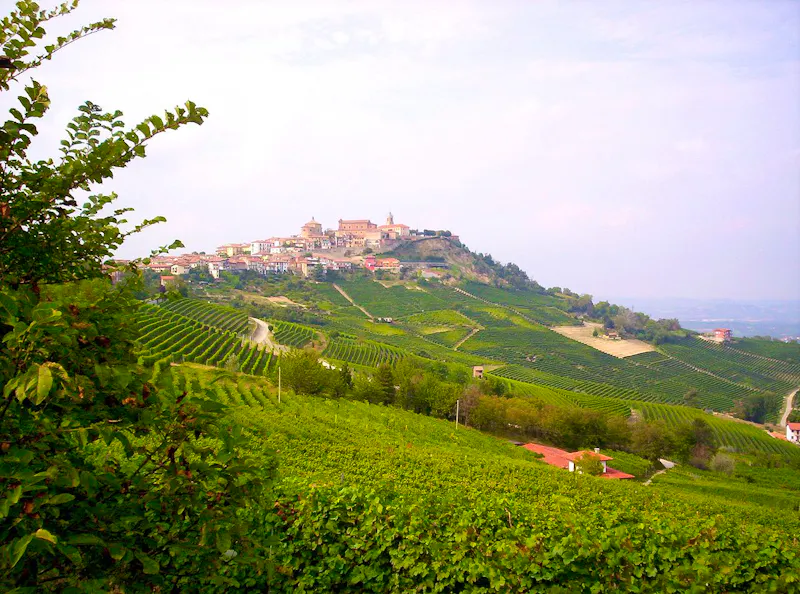 Das Dorf La Morra - &copy;Frukko - Wikimedia