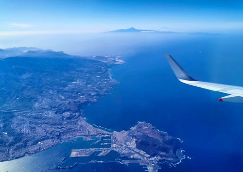 Flug über Gran Canaria - im Hintergrund der Teide auf Teneriffa &ndash; &copy; Eberhardt TRAVEL - Isabel Zwanzig