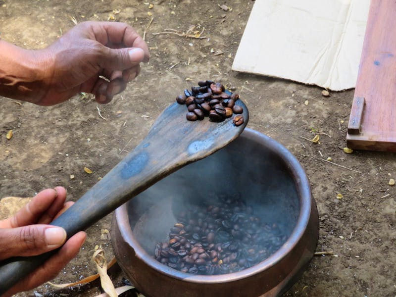 Spaziergang Kaffee-Plantage - Kaffee wird geröstet - ©Annette Weise