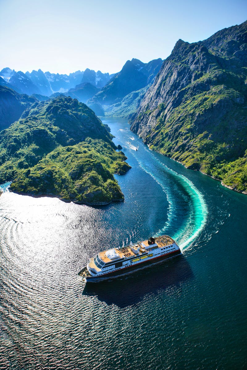 Hurtigruten im Trollfjord - ©ToFoto AS_www.nordnorge.com
