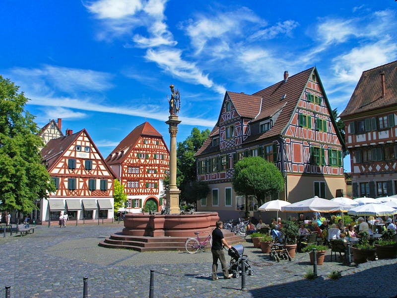 Ladenburg Marktplatz mit Neunhellerhaus - ©Stadt Ladenburg