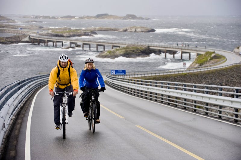 Radfahren auf der Atlantikstraße - ©Terje Rakke - VisitNorway.com