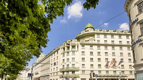 Austria Trend Hotel Ananas, Wien - Außenansicht mit Blick auf die Stadt – © Austria Trend Hotel Ananas