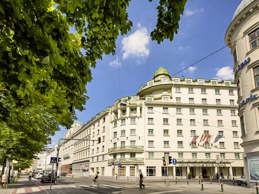 Austria Trend Hotel Ananas, Wien - Außenansicht mit Blick auf die Stadt – © Austria Trend Hotel Ananas