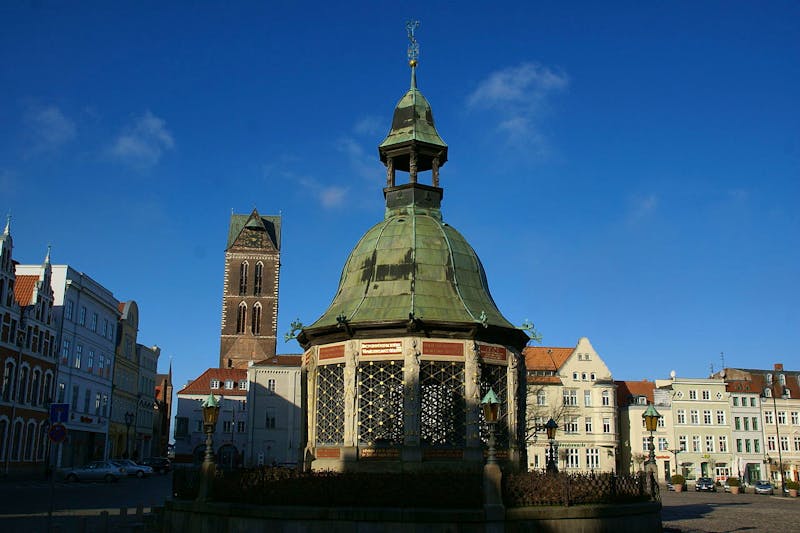Wismar - Marienkirche und Wasserkunst - ©Hermann Luyken - Wikimedia