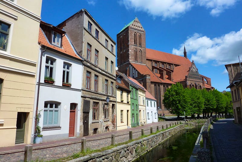 Wismar - Spaziergang zur Nikolaikirche - ©Okieh - Wikimedia