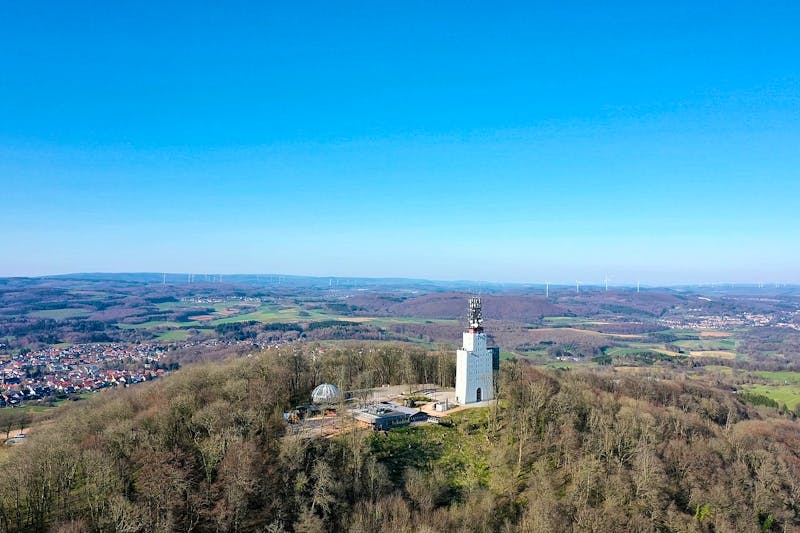 Schaumbergplateau mit Turm - ©Pascal Dihé - Wikimedia
