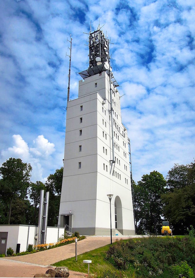 Schaumbergplateau mit Turm - ©LoKiLeCh - Wikimedia
