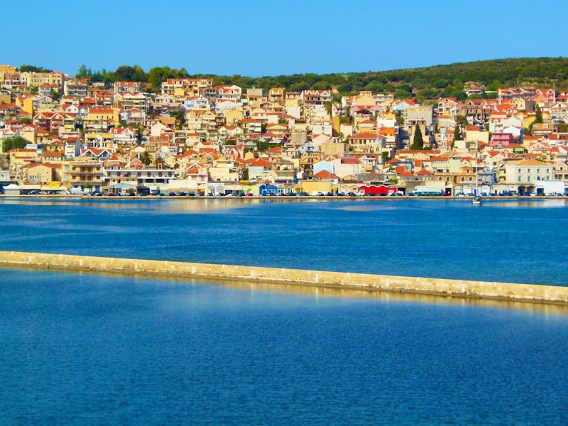 Argostoli auf der griechischen Insel Kefalonia - Blick vom Hafen auf die Altstadt - ©Pixabay
