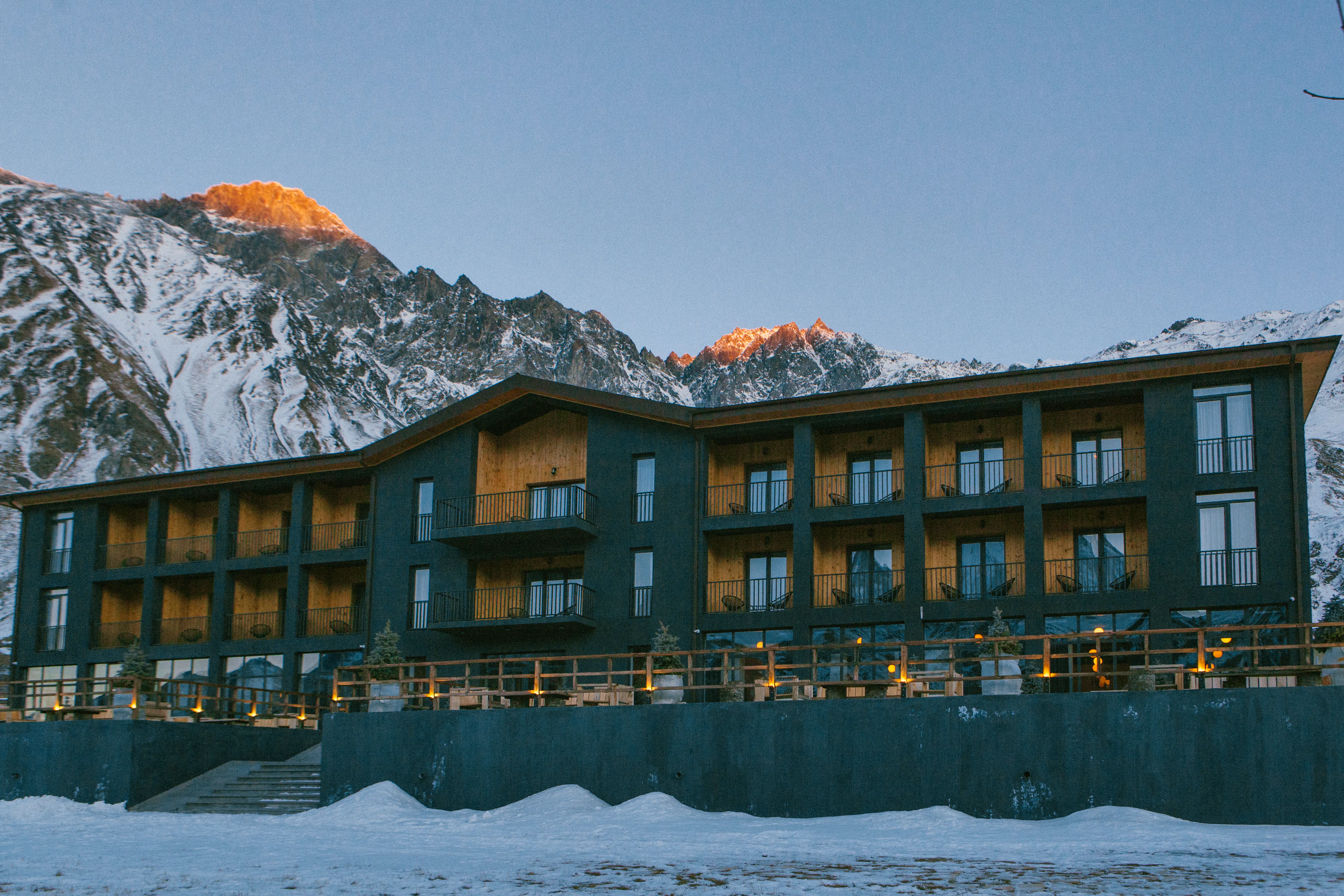 Georgien, Hotel Intourist Kazbegi, Außenfassade&nbsp;&ndash;&nbsp;&copy;&nbsp;It´s Georgia