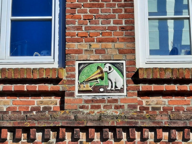 Nordfriesland - Haustafel in Friedrichstadt - ©Franziska Bergmann - Eberhardt TRAVEL