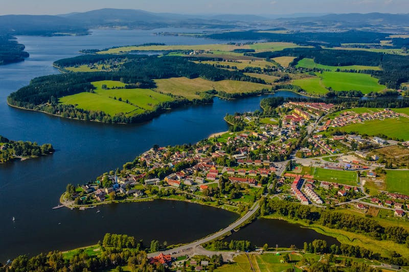 Böhmen - Blick auf den Lipno-Stausee und Frymburg - ©Pixabay
