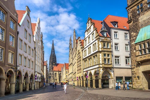 Münster im Münsterland - Altstadt mit Prinzipalmarkt und Lambertikirche,  &ndash; &copy; ©Sina Ettmer - stock.adobe.com