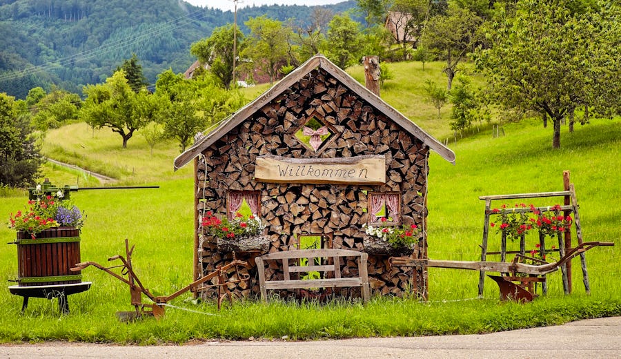 Willkommen im Schwarzwald - liebevoll geschmückter Holzstapel an einer Streuobstwiese – © Pixabay