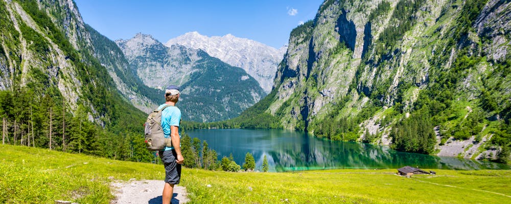 Wanderer in Berchtesgaden am Königssee in Bayern – © ©mRGB - stock.adobe.com