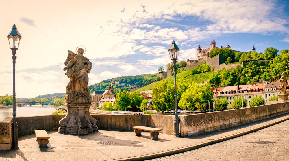 Würzburg - Blick von der Alten Mainbrücke auf den Fluss und die Festung Marienberg &ndash; &copy; ©mstein - stock.adobe.com