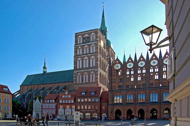 Stralsund - Alter Markt mit dem Rathaus - ©Pixelteufel - Wikimedia