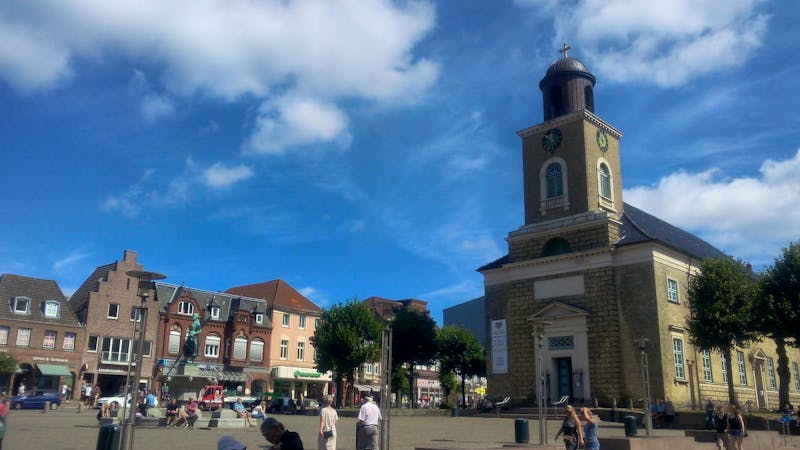 Husum - Marktkirche und Tine-Brunnen  - ©Gisela Gerlach