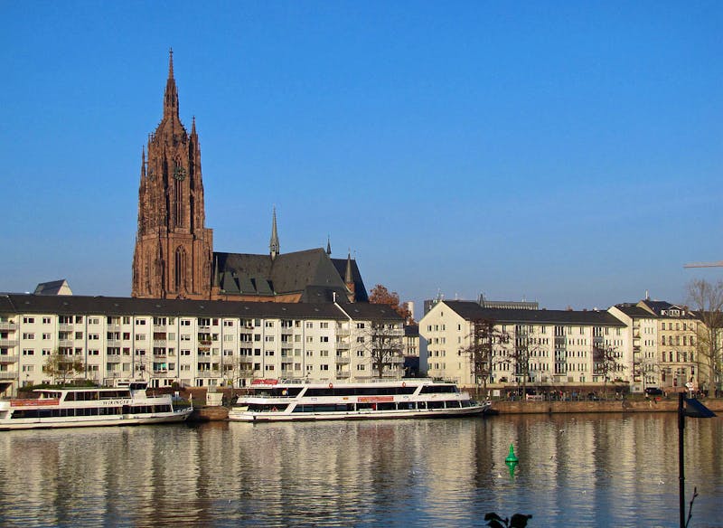 Frankfurt/Main - am Mainufer und Blick zum Kaiserdom - ©Dontworry - Wikimedia