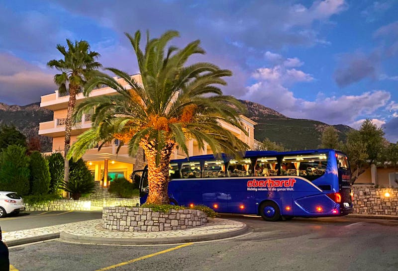 Eberhardt-Reisebus am Hotel Akti Taygetos in Kalamata - ©Katrin Deutschbein - Eberhardt TRAVEL