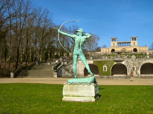 Potsdam Sanssouci - Orangerie und Bogenschütze &ndash; &copy; Botaurus - Wikimedia