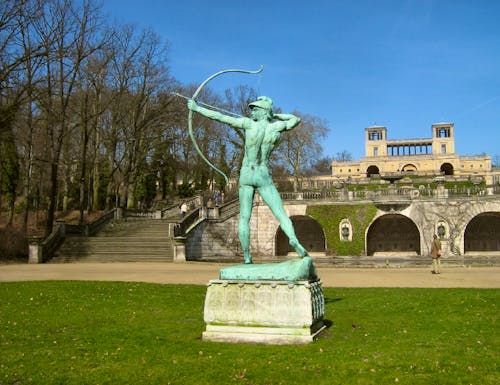 Potsdam Sanssouci - Orangerie und Bogenschütze – © Botaurus - Wikimedia