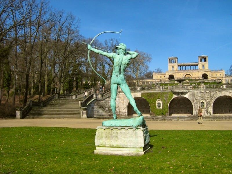 Potsdam Sanssouci - Orangerie und Bogenschütze - ©Botaurus - Wikimedia