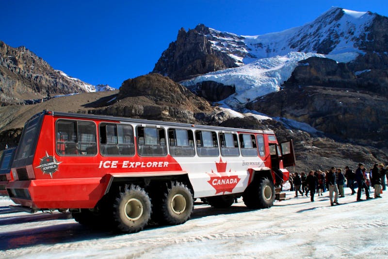 Auffahrt mit dem Ice Explorer am Columbia Icefield - ©Eberhardt TRAVEL - Denise Hartmann