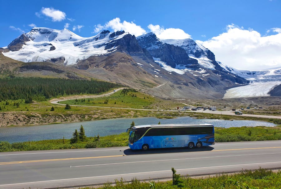 Reisebus auf der Panoramastraße Icefields Parkway – © Eberhardt TRAVEL - Isabel Zwanzig