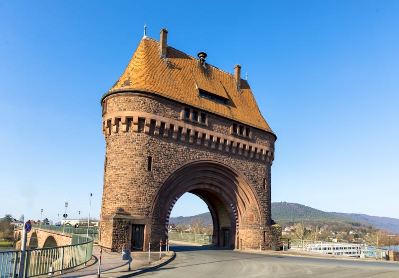 Miltenberg - Brückentor am Main - ©travelview - Adobe Stockphoto