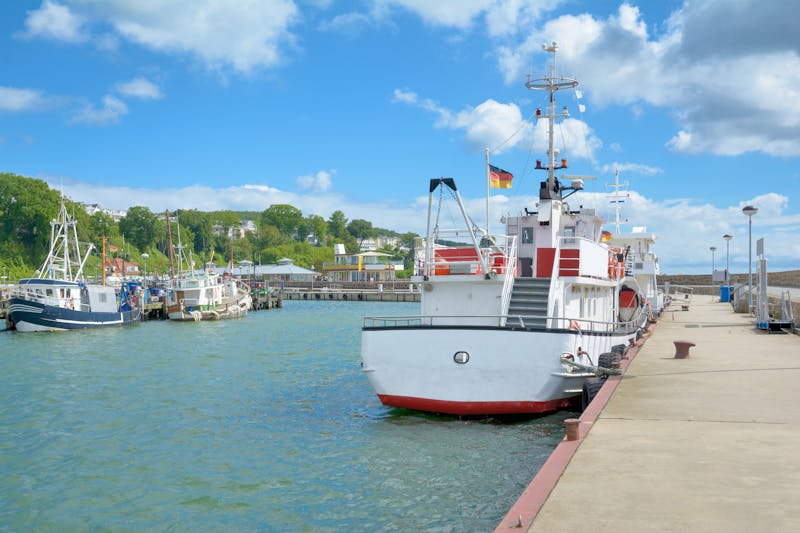 Sassnitz - Hafenmole im Hafen - ©travelpeter - Adobe Stockphoto