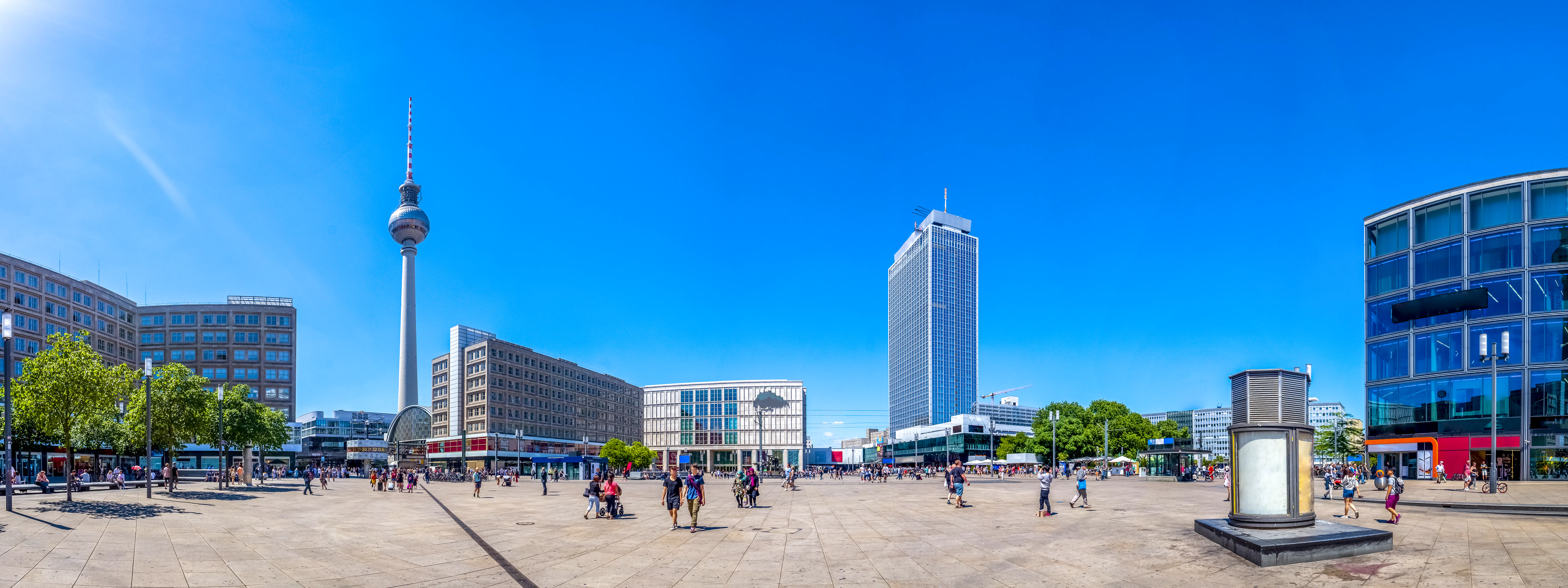 Berlin - Alexanderplatz  mit dem Hotel Park Inn&nbsp;&ndash;&nbsp;&copy;&nbsp;Sina Ettmer - stock.adobe.com