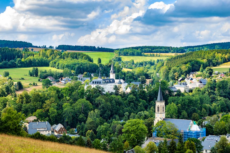 Neuhausen im Erzgebirge mit Kirche und Schloss Purschenstein - ©Edler von Rabenstein - stock.adobe.com