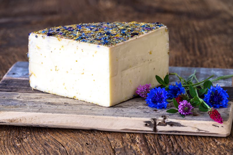 Bergkäse aus den Alpen - ©©Bernd Jürgens - stock.adobe.com
