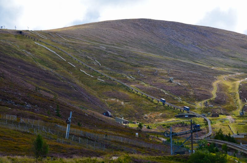 Cairngorm Mountain Railway Basis Station, mit Cairn Gorm 1245 m - &copy;Konrad Füssel