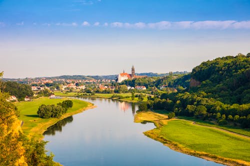 Landschaft an der Elbe bei Meißen mit Blick auf die Albrechtsburg &ndash; &copy; ©Daniel Bahrmann - stock.adobe.com