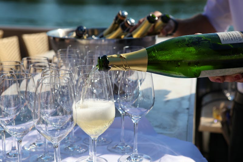 Es wird Crémant serviert - ©Bild von caterina-priesner auf Pixabay