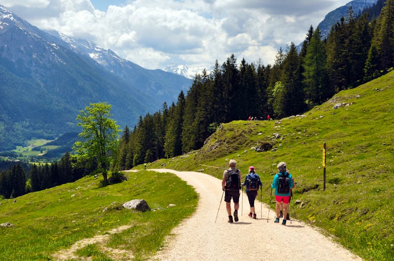 Wanderer unterwegs zur Mordaualm in Ramsau - ©©Jutta Adam - stock.adobe.com