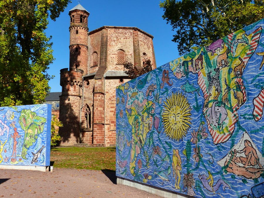 Weltkarte des Lebens und Alter Turm in Mettlach - alte Benediktinerabtei – © ©SiRo - stock.adobe.com