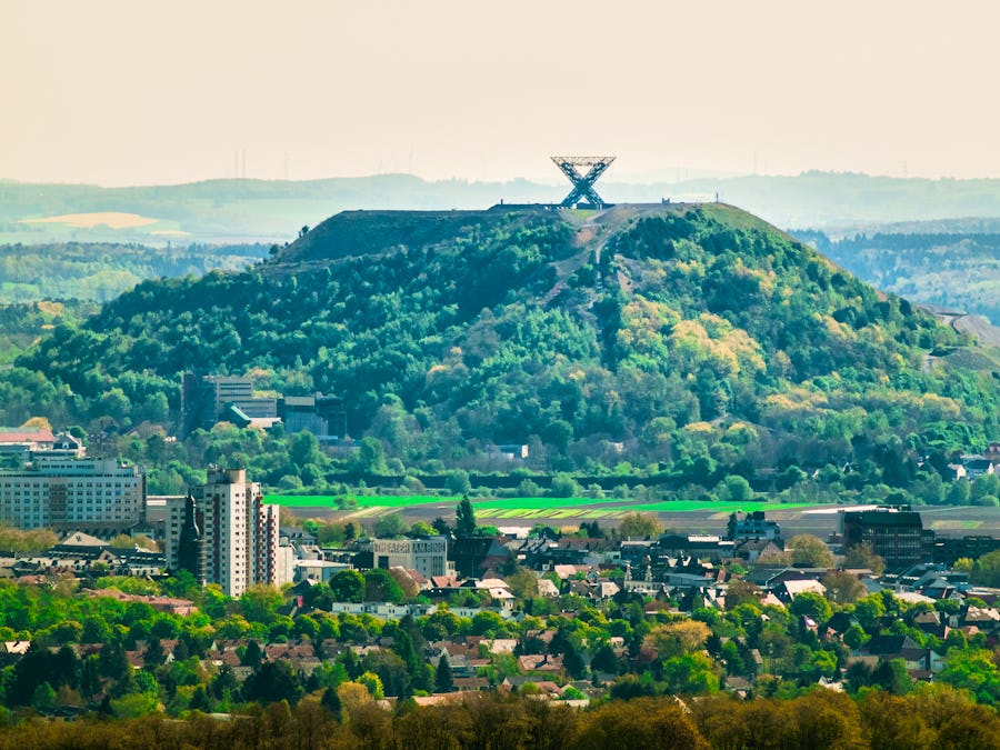 Panoramablick auf die Halde Duhamel mit dem Saarpolygon – © ©Fotoschlick - stock.adobe.com
