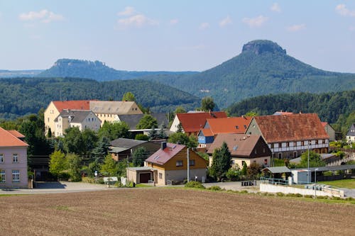 Rathmannsdorf mit Königstein und Lilienstein im Hintergrund &ndash; &copy; scimmery1 - stock.adobe.com