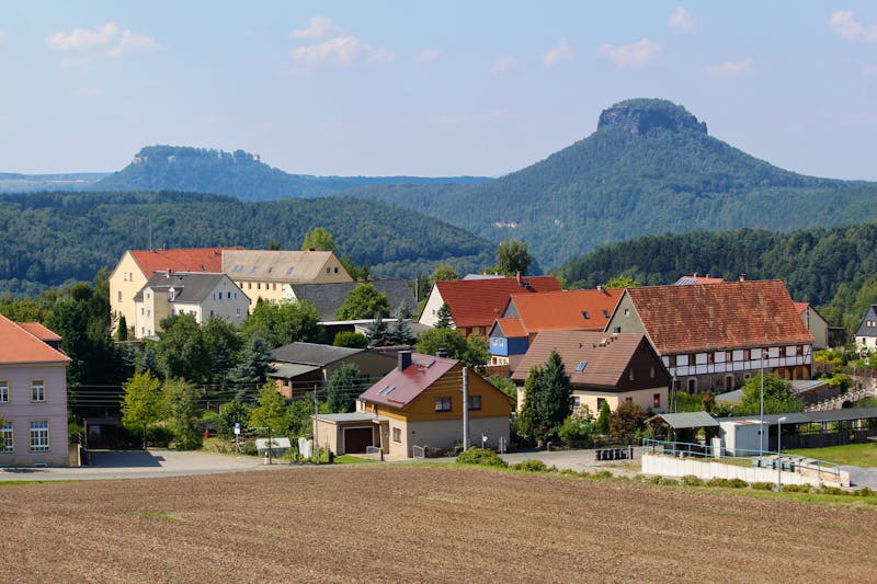 Rathmannsdorf mit Königstein und Lilienstein im Hintergrund - ©scimmery1 - stock.adobe.com