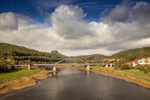 Bad Schandau - Carolabrücke über die Elbe &ndash; &copy; Reise-und Naturfoto - stock.adobe.com